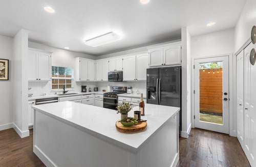 Santa Rosa House | 4 BR with pool & movie room Near Downtown, SMART Train & Hospitals