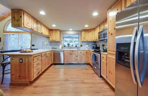Truckee Cabin | 4 Mi to Downhill Ski Resort! Spacious Family Haven