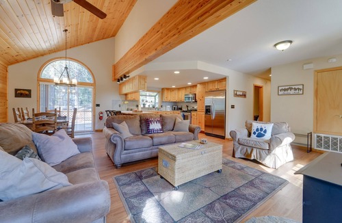 Truckee Cabin | 4 Mi to Downhill Ski Resort! Spacious Family Haven