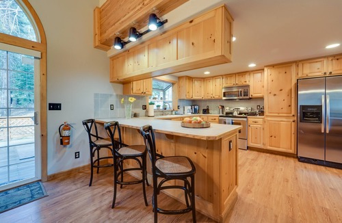 Truckee Cabin | 4 Mi to Downhill Ski Resort! Spacious Family Haven