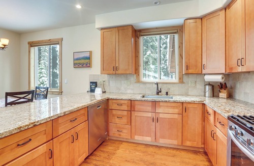 Truckee House | 4 Mi to Skiing: Truckee Escape w/Deck