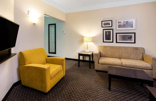Superstition Springs House | 4 N/S King Bed One-Bedroom w/ Pool View at La Quinta Inn & Stes by Wyndham Mesa