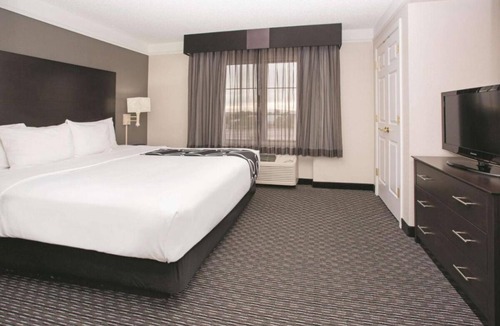 Superstition Springs House | 4 N/S King Bed One-Bedroom w/ Pool View at La Quinta Inn & Stes by Wyndham Mesa