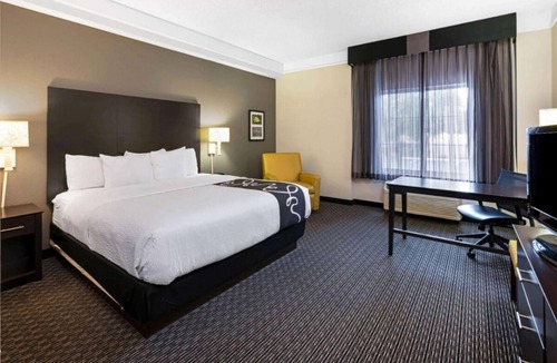 Superstition Springs House | 4 N/S King Bed One-Bedroom w/ Pool View at La Quinta Inn & Stes by Wyndham Mesa