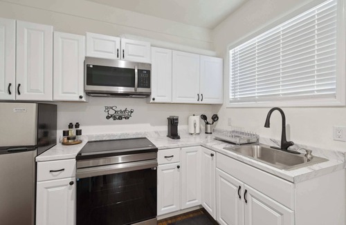 Oxnard House | 4BR Oxnard Stay Heated Pool, Hot Tub Near Beaches