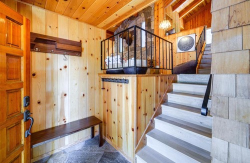Truckee House | 5 Mi to Donner Lake: Cabin w/Deck + Pool Access!
