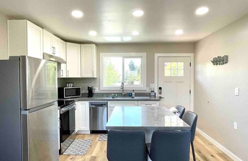 Concord House | 5 min to DWTN, BART & Park| Private Deck w/View