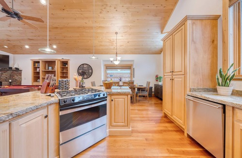 Truckee Cabin | 5 Mins to Ski Resort w/Ping Pong, Pool Table & Deck | Donner Ridge by AvantStay