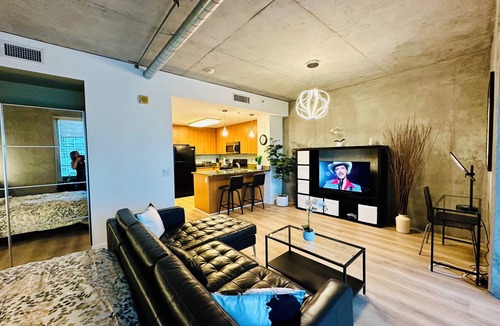 Smart Corner Condo | "5% Special Rate Discount" High-Rise Lovely & Spacious Condo - Family Friendly