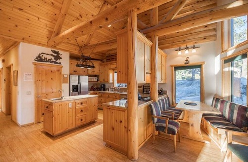 Boulder Bay House | 5-STAR 2,086 sq ft LOG CABIN with LAKE VIEWS & Game room. In Boulder Bay!