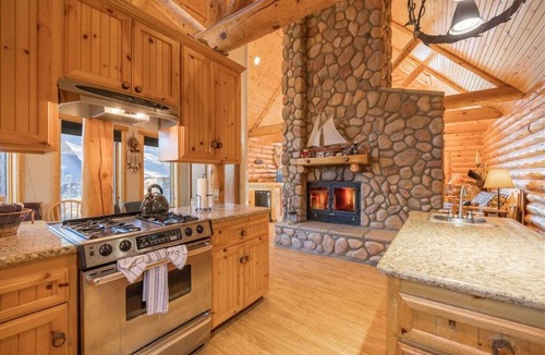 Boulder Bay House | 5-STAR 2,086 sq ft LOG CABIN with LAKE VIEWS & Game room. In Boulder Bay!