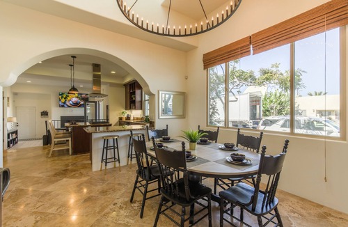 Townsite Villa | 5-Star Family Getaway ~ Splendid Ocean Views ~ Walk to Beach