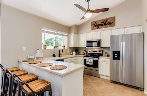 Mesa House | 5-Star Luxury Oasis ~ EV Charger, Putting Green & Family-Friendly Comfort