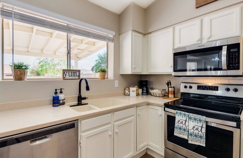 Mesa House | 5-Star Luxury Oasis ~ EV Charger, Putting Green & Family-Friendly Comfort