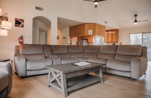 Mariposa House | 50 miles to Yosemite - The Granite Retreat 4-bedroom house with WiFi, AC