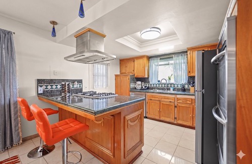 Norwalk House | 5BR Sleeps 16+ | Jacuzzi, Playground & BBQ
