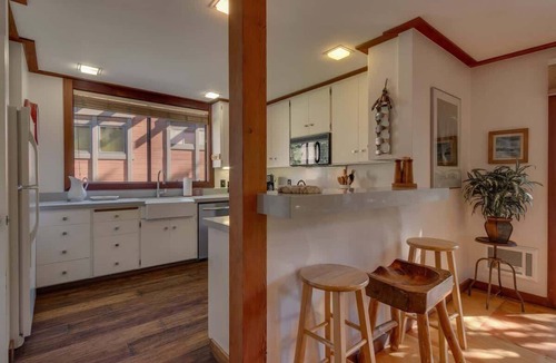 Tahoe Tavern House | 6-8 Miles to Palisades|Alpine|Homewood|Walk to TC