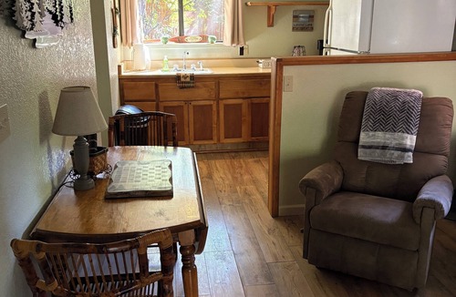 Peninsula Village Cottage | 6 Apple Cottage in the pines