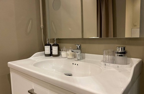 Saint-Aquilin-de-Pacy Apartment | A cocoon in the city: a chic and elegant SPA room