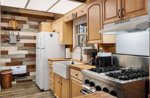 Mountain Club Cabin | A Luxurious Prescott Log Cabin, 1 mile to Downtown.
