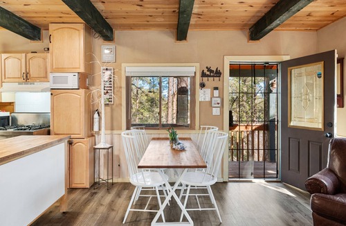 Mountain Club Cabin | A Luxurious Prescott Log Cabin, 1 mile to Downtown.