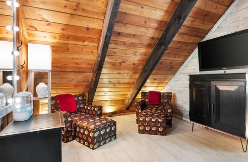 Mountain Club Cabin | A Luxurious Prescott Log Cabin, 1 mile to Downtown.