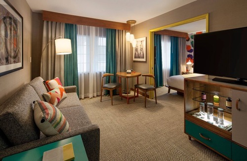 Venice Hotel | A Short Drive from Santa Monica Place! 2 Relaxing Suites, Pool, Bike Rental!