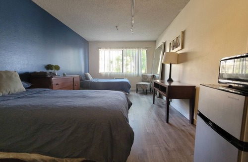 Beverly Hills Hotel | (A01) Affordable Double Bed