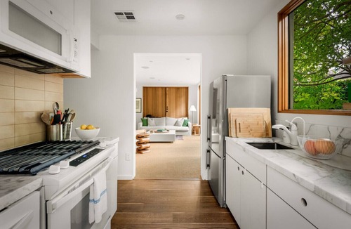Venice House | Abbot Kinney 2-Story Bungalow w/Sauna and Plunge