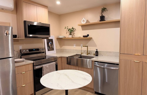 Fairfax District House | Adorable 1-bedroom bungalow with AC in lively Los Angeles