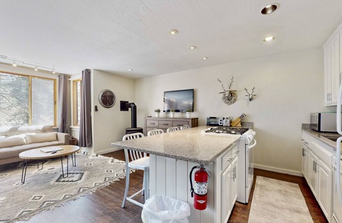Truckee Condo | Adorable & stylish ski-in-ski-out condo with fireplace