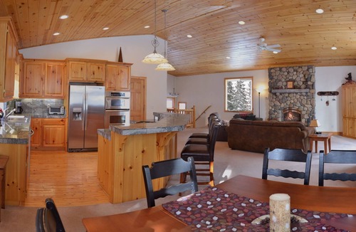 Tahoma House | Affordable Luxury-Fastest Wifi Available-Winter Fun with Sled Run