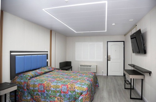 Ontario Hotel | Airport Stay Motel