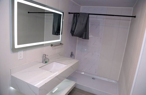 Ontario Hotel | Airport Stay Motel