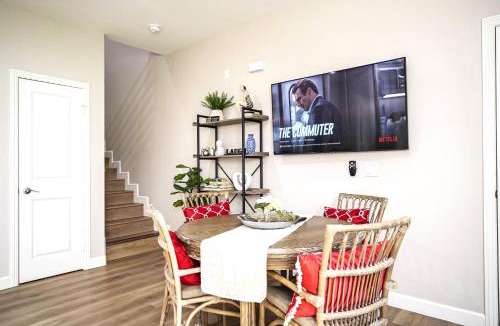 Midway City House | Amazing Value with High Comfort, 14 Guests for 4BR by Disneyland, Beaches, Rodeo 39 & More