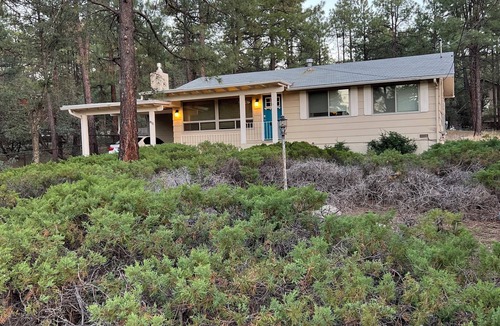 Mountain Club Cottage | An Adorable House in the cool Pines And Only 5 Minutes From Courthouse Square