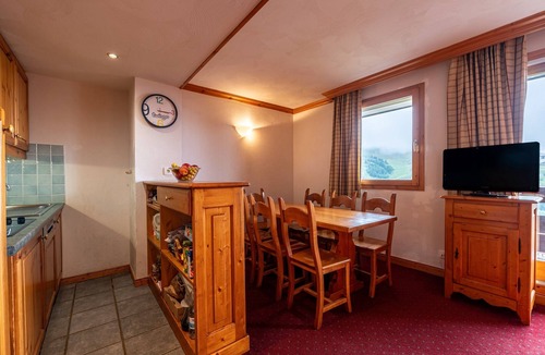 Plagne Centre Apartment | Apartment "Résidence Aspen" in the Alps with Mountain View, Ski-in/Ski-out, Garage, Pool