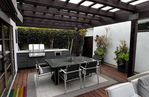 Miracle Mile House | Architecturally Designed Guest House (30 Day min)