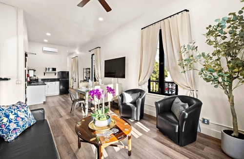 East Village Bed & Breakfast | Artifact Inn - Stylish 2BR Gaslamp Suite Top Spot