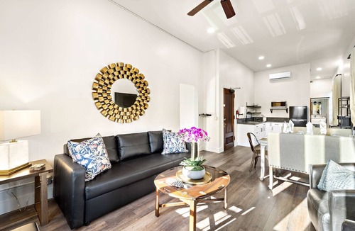 East Village Bed & Breakfast | Artifact Inn - Stylish 2BR Gaslamp Suite Top Spot