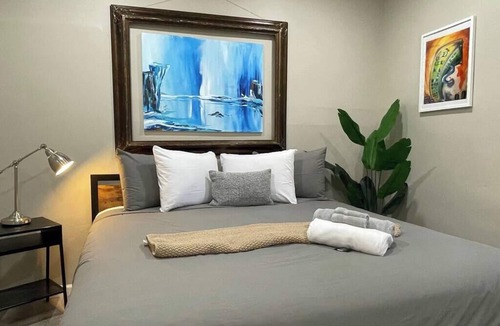 Southeastern Sacramento House | Artists Bungalow ARCADE King Beds near the beat