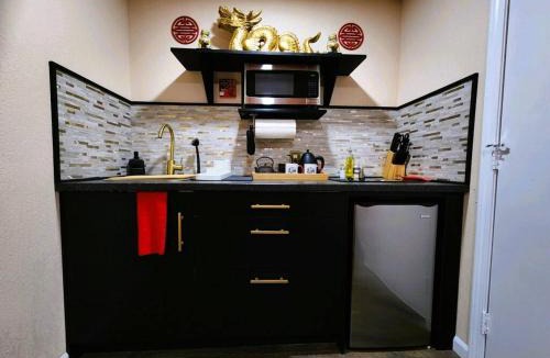 Sparks House | Asian Zen with Jacuzzi, Kitchenette, Near Victoria Sq