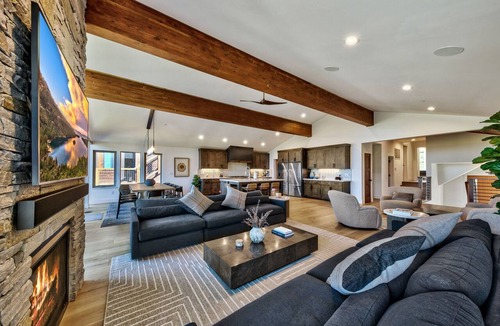 Al Tahoe Hotel | Aurora Luxury Lake Tahoe View Estate walk to the beach