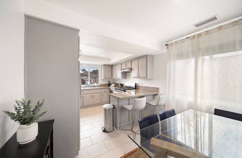 Lawndale House | Bay Breeze Hideaway Near Manhattan and Redondo Beach