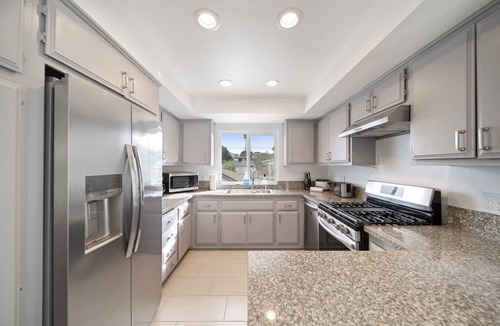 Lawndale House | Bay Breeze Hideaway Near Manhattan and Redondo Beach
