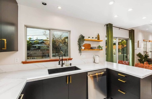 Mission Hills House | Bay & City Views★Sundeck★Hot Tub★Shuffle Board