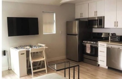 Venice House | Beach Canals Venice! - Studio w/Full Kitchen