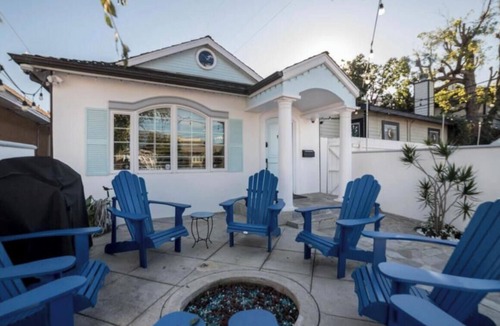 South Redondo Cottage | Beach Cottage - 1.5blks to Beach!