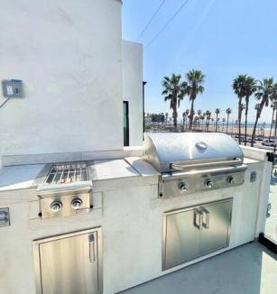 Huntington Beach House | Beach House with Rooftop Jacuzzi