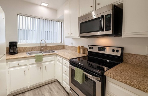 South Redondo House | Beachfront Townhome 2BR 2BA, Sleeps 8, 5 min to Sand & Pier